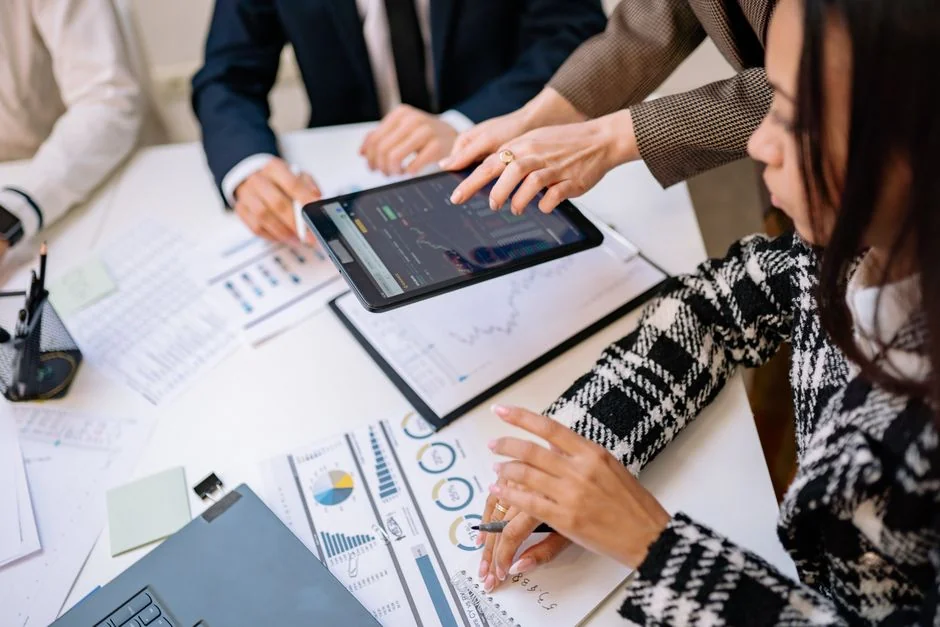 Un homme examine des stratégies de contenu marketing à l'aide de notes adhésives sur un tableau blanc.